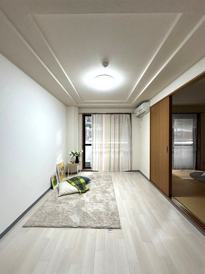 【居間・リビング】 | ライリッヒ・フーガ | 南向きリビングダイニングキッチン12.1帖☆バルコニーに繋がる陽当たりの良い角部屋です♪エアコン付きで1年中快適に過ごせますね☆