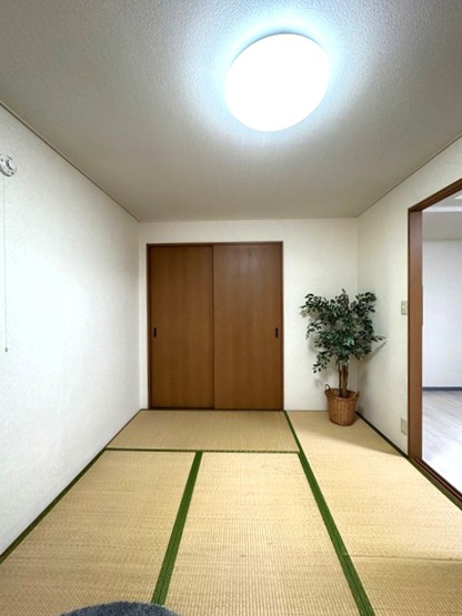 【洋室】 | ライリッヒ・フーガ | 洋室4.7帖☆玄関側にある角部屋です♪子供部屋や書斎・寝室など多用途に使えそうなお部屋です♪