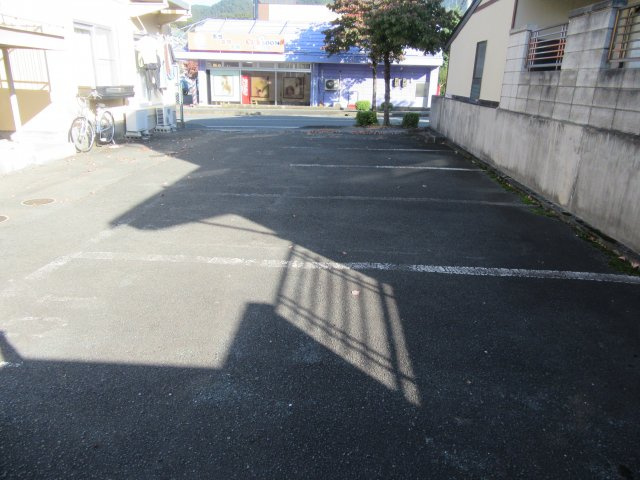 コーポラス鈴川の駐車場