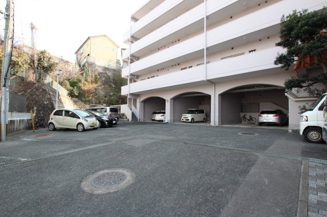 グリーンハイツ輝国の駐車場