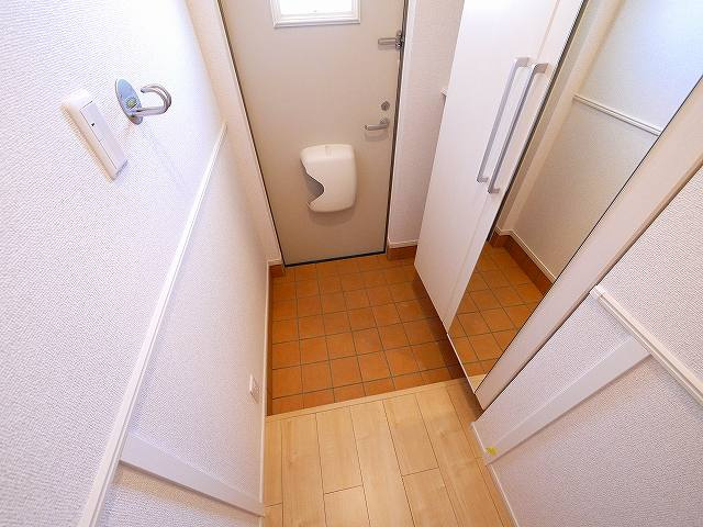 クラール北永井Ａの玄関|明るい玄関です