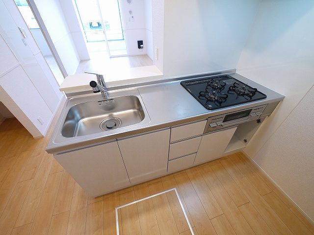 クラール北永井Ａのキッチン|３口コンロのシステムキッチンです