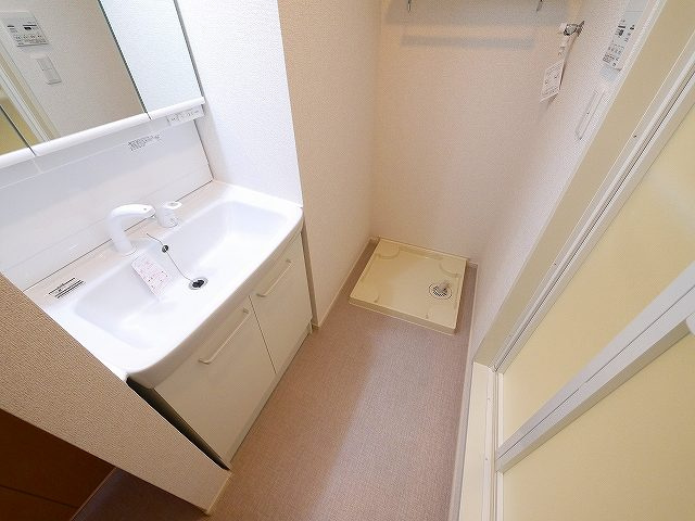 クラール北永井Ａの洗面所|ゆったりとスペースのある洗面所