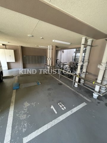 SWISS梅田東の駐車場|車をお持ちの方に嬉しい駐車場付きの物件です
外観もきれいです