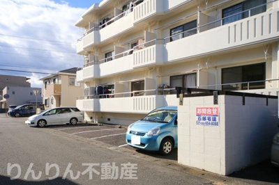 【駐車場】 | メゾンオクダ | 駐車場に車を止められます