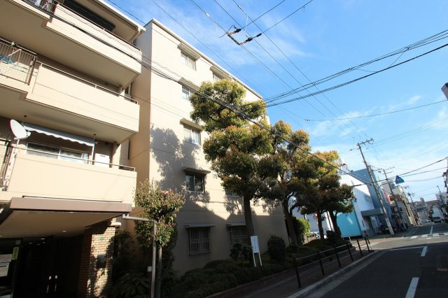 朝日プラザ緑橋の外観|レトロで落ち着いた雰囲気の外観。
大阪メトロ中央線『緑橋』駅まで徒歩７分なので、通勤・通学に便利