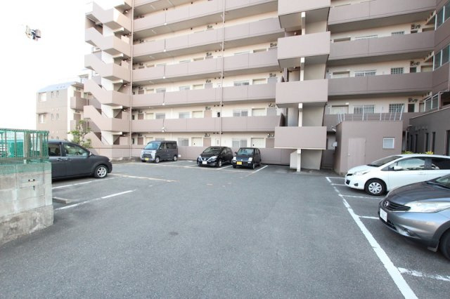 ロワールマンションやよい坂の駐車場