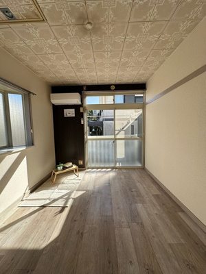 【洋室】 | ロイヤルハイツⅢ | 南向き洋室6.2帖☆バルコニーに繋がる角部屋二面採光のお部屋です！エアコン付きで1年中快適に過ごせますね！