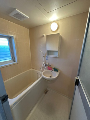【浴室】 | ロイヤルハイツⅢ | バスルームは洗面台付きの2点ユニットです♪お風呂に浸かって一日の疲れもすっきりリフレッシュ♪換気のできる小窓付きです♪