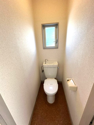 【トイレ】 | ロイヤルハイツⅢ | 人気のバス・トイレ別です♪トイレが独立していると使いやすいですよね☆窓のあるトイレで換気もOK☆嫌なニオイがこもりません♪
