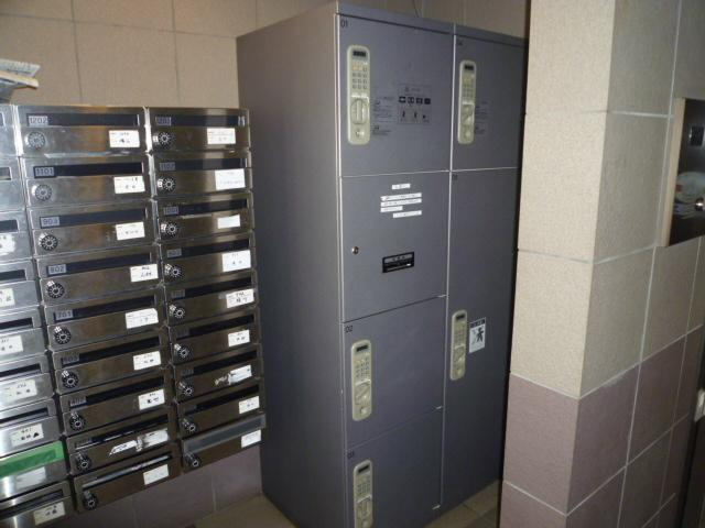 トーカン湯島キャステールのエントランス|宅配ボックス