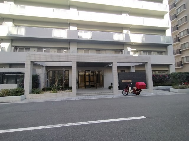 ル・サンククオス城東中央のエントランス