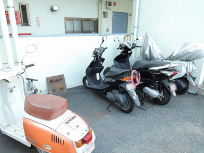 【その他共用部分】 | 東横白楽マンション | バイク置場です。