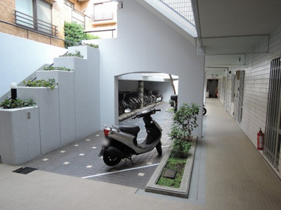 【その他共用部分】 | ベルシェ日吉 | バイク置場です。