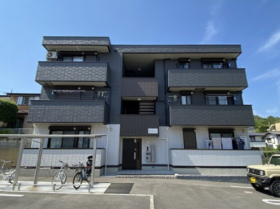 【外観】 | オルタンシア | ペットOK♪閑静な住宅地にある築浅3階建てアパートです♪「登戸」駅にアクセス可能な最寄りバス停まで徒歩2分！