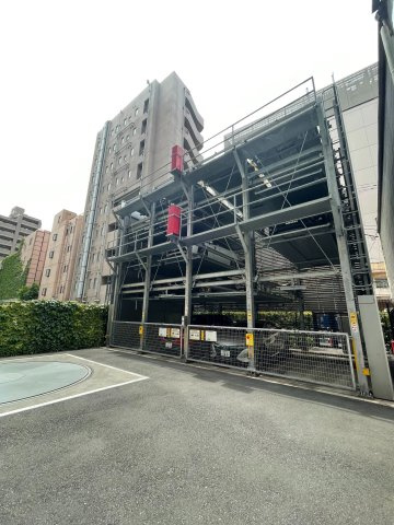 ライオンズ府中駅前の駐車場