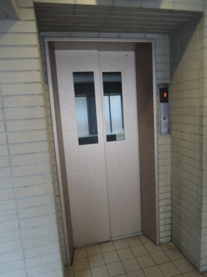 【その他共用部分】 | リブゼ鶴見市場 | お買い物時やベビーカーの出し入れに便利なエレベーター付です。