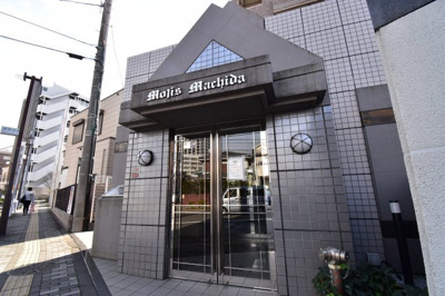 【エントランス】 | モリス町田 | シンプルながら、それでいて雨対策もシッカリと考えられたエントランス。マンション全体の雰囲気がワンランクアップ。