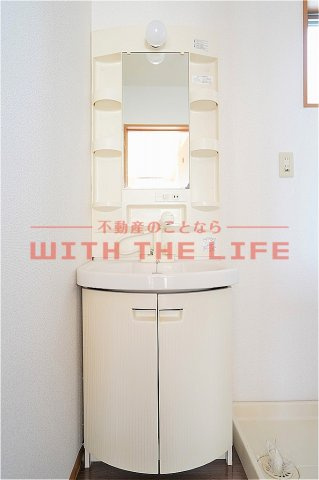テラスハウス青木【キャッシュバック対象物件】の独立洗面台|独立洗面台、小物を置くことができて便利です