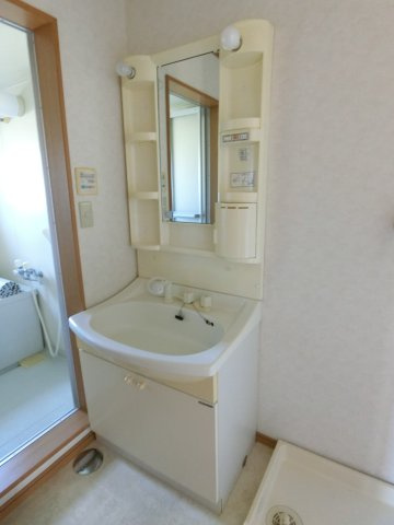 キャパシティハウスAの独立洗面台|独立洗面台、小物を置くことができて便利です