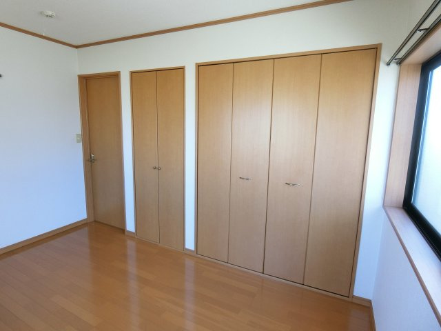 キャパシティハウスAの寝室|広くて明るい寝室