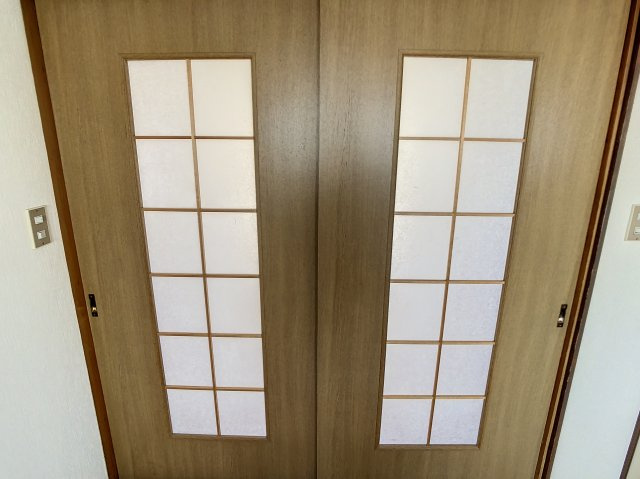 会田マンションの内装|キッチンと居室の扉は光のみ通します。