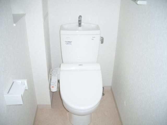大阪市中央区松屋町住吉の賃貸マンションのトイレ