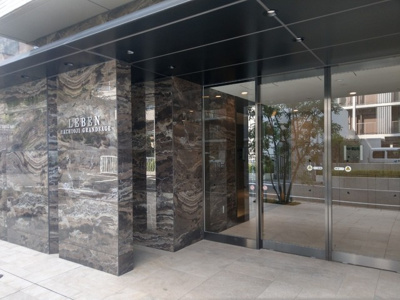 【エントランス】 | レーベン八王子GRANDSAGE | 雨対策もシッカリと考えられたエントランス。高級感のある色合いでマンションの雰囲気がワンランクアップ。