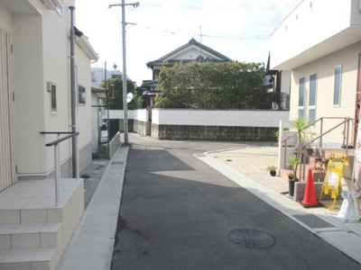 【前面道路含む現地写真】 | 神戸市須磨区須磨寺町1丁目新築戸建 | 南面の道路は4m幅♪