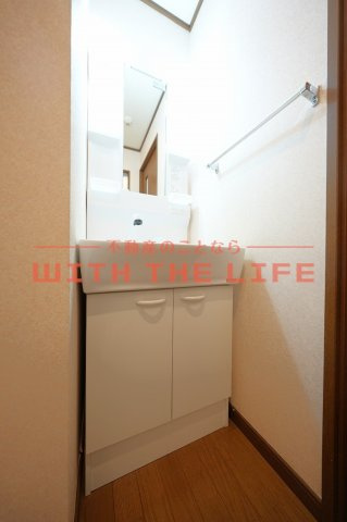 コンフォールⅢ【キャッシュバック賃貸】の独立洗面台|独立洗面台、小物を置くことができて便利です