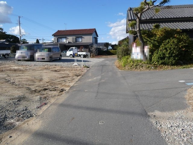 高浜市神明町21-1期　2号棟の前面道路含む現地写真|高浜市神明町21-1期新築分譲住宅前面道路写真です。北東側約2.8～3.5ｍ