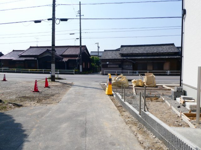 高浜市神明町21-1期　2号棟の前面道路含む現地写真|高浜市神明町21-1期新築分譲住宅前面道路写真です。北東側約2.8～3.5ｍ