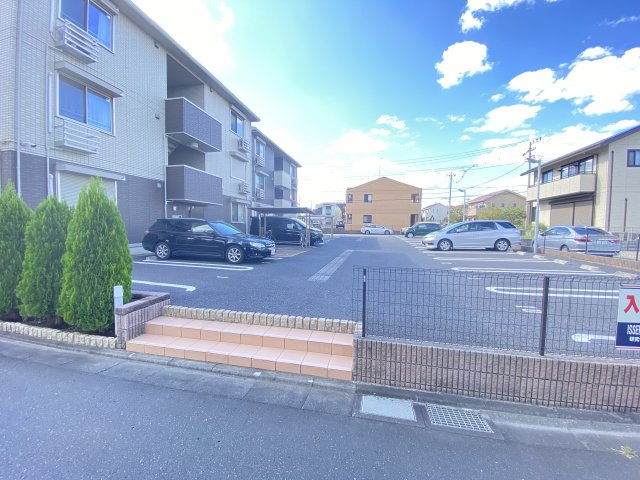 Side Three A棟の駐車場
