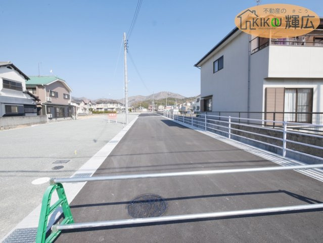 高砂市阿弥陀町北池（全5区画）土地　1号地の前面道路含む現地写真|前面道路は幅員約6メートルあるので、運転が苦手な方でも安心です。