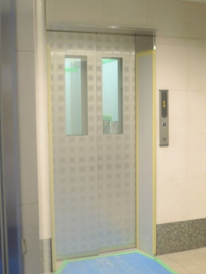 【その他共用部分】 | ロマネパーク大倉山 | お買い物時やベビーカーの出し入れに便利なエレベーター付です。