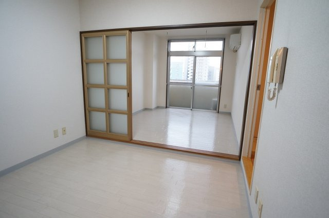 【居間・リビング】 | プレステージ新潟 | 開放的な洋室2室