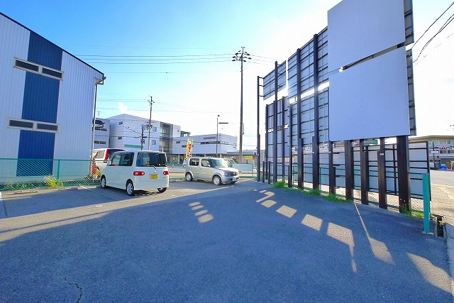 アクール三条大宮駐車場の外観