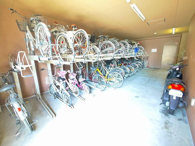 ラ・シェリのその他共用部分|上段・下段のある駐輪場です