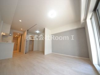 【寝室】 | ＯＰＵＳ　ＲＥＳＩＤＥＮＣＥ　ＳＨＩＮＳＡＩＢＡＳＨＩ　ＳＯＵＴＨ | 広くて明るい寝室