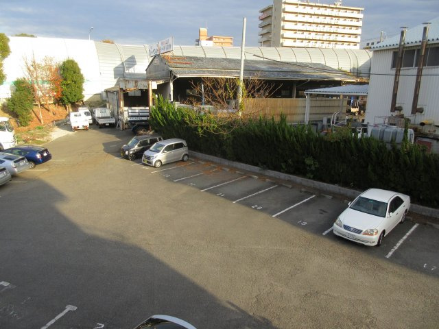 サンシャビルの駐車場