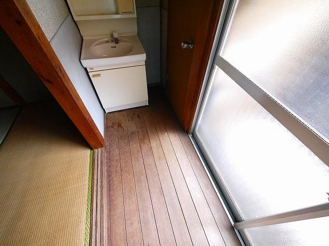 大西政男貸家の独立洗面台|独立洗面台、小物を置くことができて便利です
