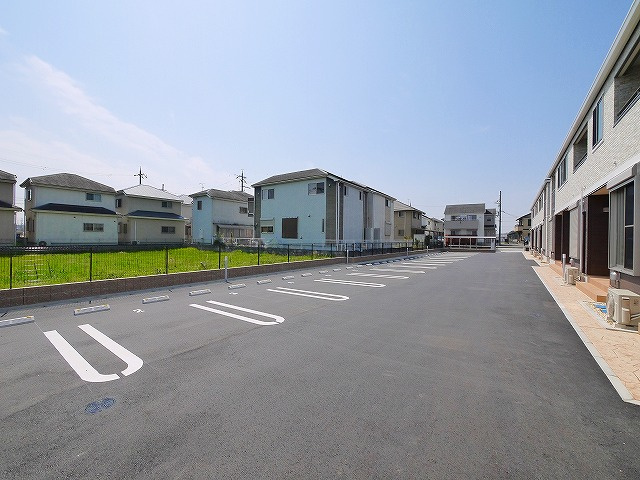 クレメント木津八ヶ坪Ａの駐車場|駐車場に車を止められます