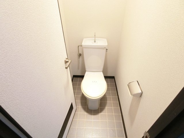 アメージングエステートのトイレ|同物件別部屋イメージ写真
