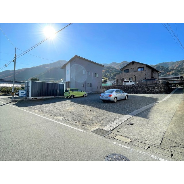 海津市南濃町山崎の事務所の駐車場