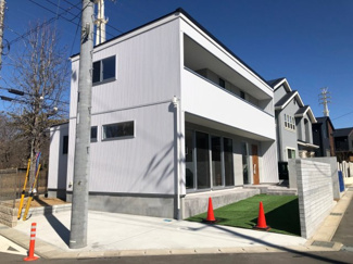 【外観】 | 三方道路　陽当り良好です！駐車場も広く停めやすいです！大型の車も楽々駐車できます！