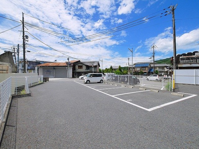 都（忍阪）の駐車場|駐車場があるので、車を買う予定の方も安心です