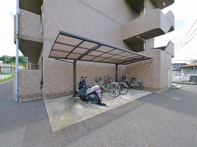 都（忍阪）のその他共用部分|屋根付き駐輪場