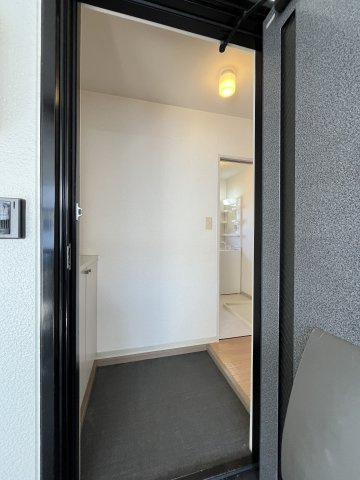 ヴィ・ラフィネ旗ヶ崎2号館の玄関