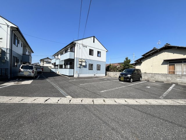 ヴィ・ラフィネ旗ヶ崎2号館の駐車場