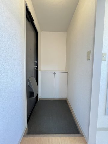 ヴィ・ラフィネ旗ヶ崎2号館の玄関